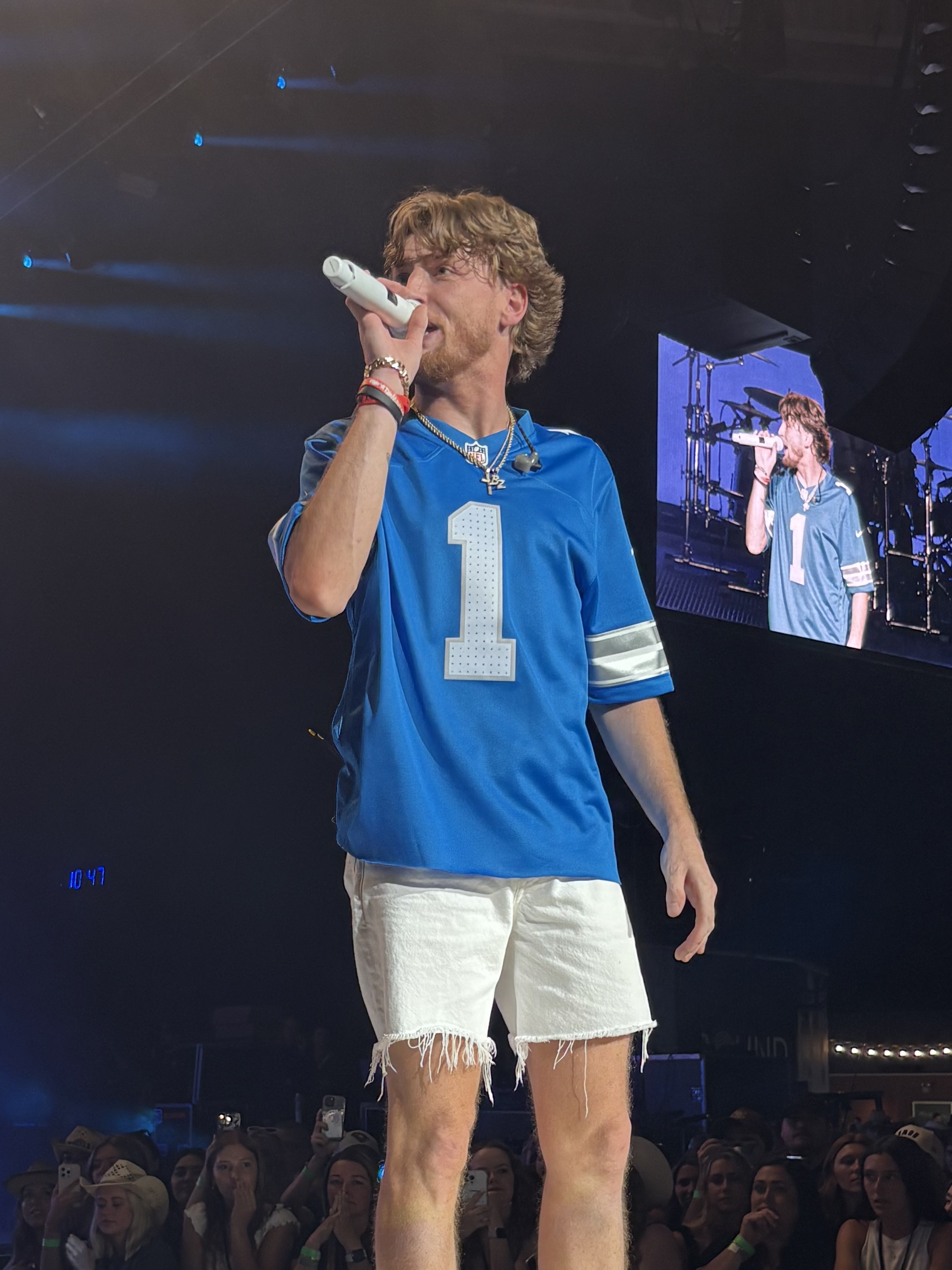 Bailey Zimmerman performing on tour